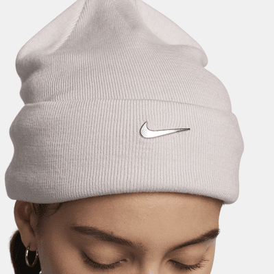 Nike Peak lue med standard mansjett og Swoosh-logo i metall