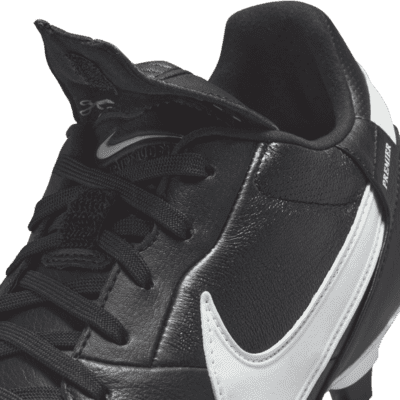 Tacos de fútbol de corte low para terreno firme NikePremier 3