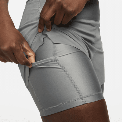 Nike Dri-FIT Swift-2-i-1-løbeshorts (7,5 cm) med mellemhøj talje og lommer til kvinder 