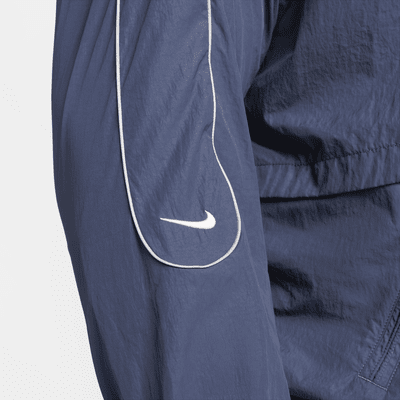 Chamarra de entrenamiento de tejido Woven para hombre Nike Sportswear Solo Swoosh