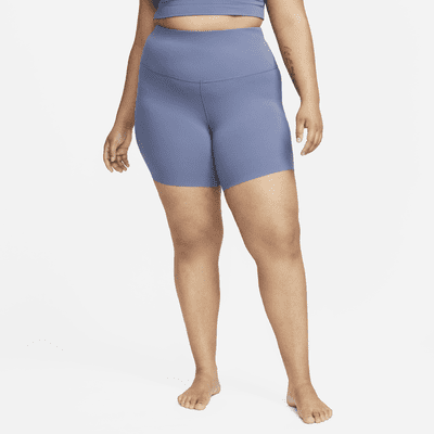 campeón toma una foto Altitud Shorts para mujer Nike Yoga Luxe (talla grande). Nike.com