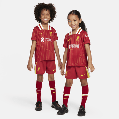 FC Liverpool 2024/25 Stadium Home dreiteiliges Nike Replika Fußballtrikot-Set (jüngere Kinder)