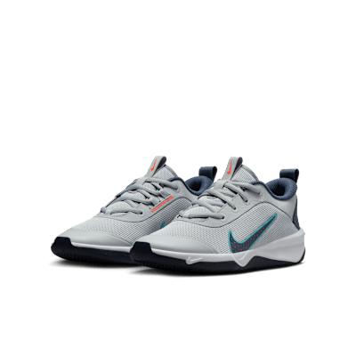 Nike Omni Multi-Court Hallenschuh für ältere Kinder