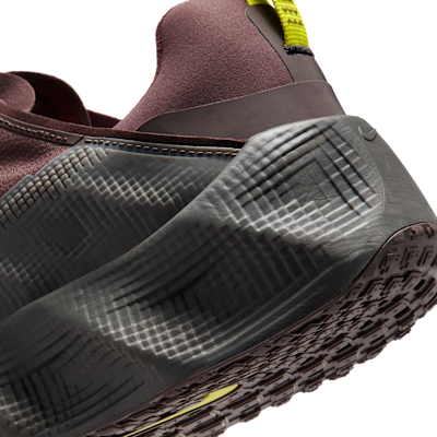 ナイキ エイバ ローバー シューズ リフレクティブ（再帰反射）デザインのアクセント付き