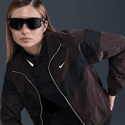 Chamarra de tejido Woven holgada de cierre completo con protección UV para mujer Nike Windrunner