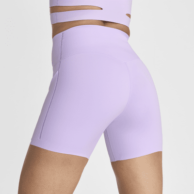 Shorts de ciclismo con bolsillos de 13 cm de tiro alto y media sujeción para mujer Nike Universa