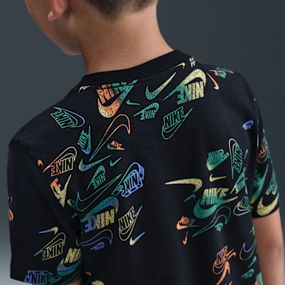 Conjunto de playera y pants Reveal estampado para niños talla pequeña Nike Sportswear
