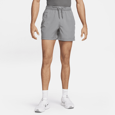 Shorts versátiles Dri-FIT de 13 cm sin forro para hombre Nike Form