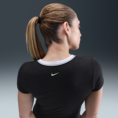 Playera slim cropped para mujer Nike Sportswear Chill Knit