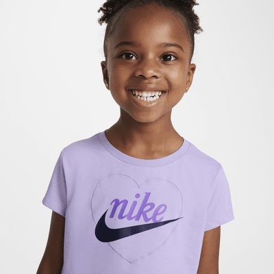 Playera con gráfico de corazón infantil Nike New Impressions