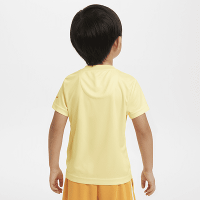 Playera Swoosh de estilo elevado infantil Nike Dri-FIT