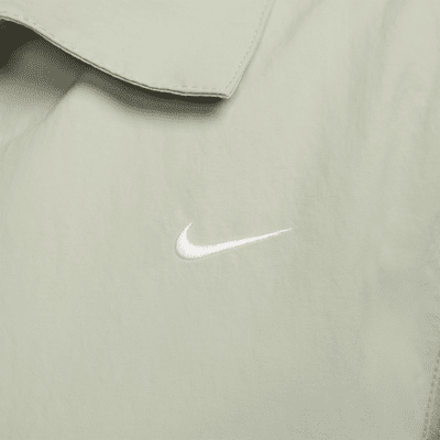 เสื้อแจ็คเก็ตโค้ช UV แบบทอโอเวอร์ไซส์ผู้หญิง Nike Sportswear Essential