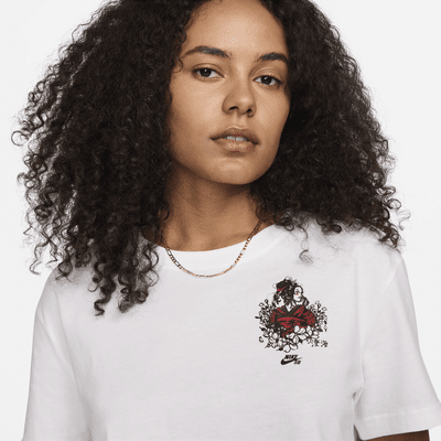 Playera de skateboarding cropped para mujer Nike SB x Sky Brown