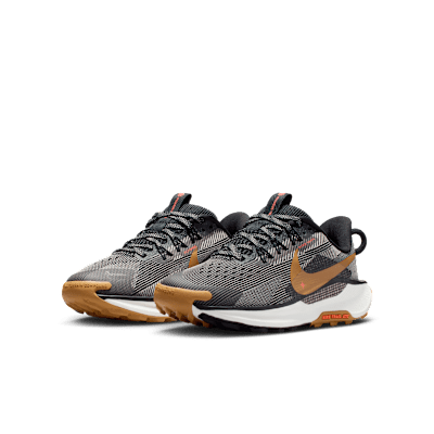 Nike Pegasus Trail 5 Traillaufschuh (ältere Kinder)