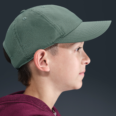 Nike Dri-FIT Club strukturálatlan, fém Swoosh-sal díszített sapka gyerekeknek