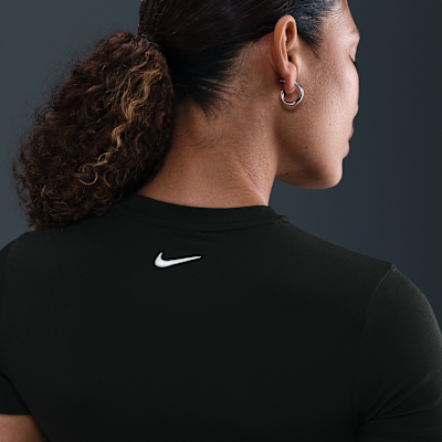 Nike Sportswear enges, kurz geschnittenes T-Shirt für Damen