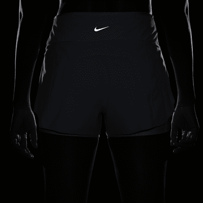 Short de running 2-en-1 avec poches taille mi-basse 8 cm Nike Dri-FIT Swift pour femme