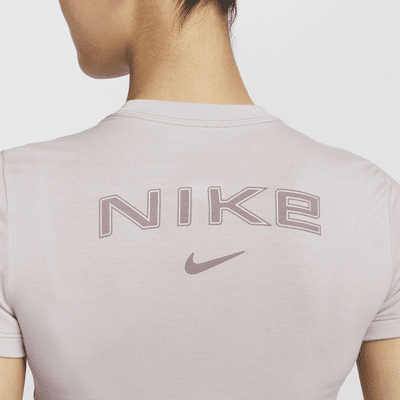 เสื้อยืดเอวลอยเข้ารูปผู้หญิง Nike Sportswear