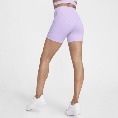 Shorts de ciclismo con bolsillos de 13 cm de tiro alto y media sujeción para mujer Nike Universa