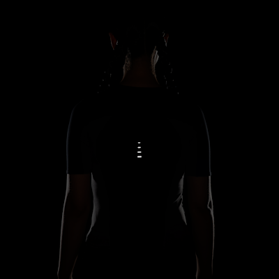 Nike Swift 女款 Dri-FIT 短袖跑步上衣