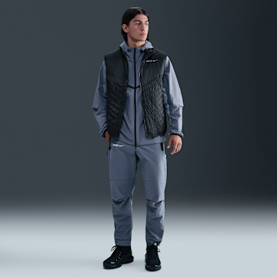 Ανδρικό ποδοσφαιρικό αμάνικο μπουφάν μεσαίου βάρους Nike Therma-FIT Μπαρτσελόνα Windrunner