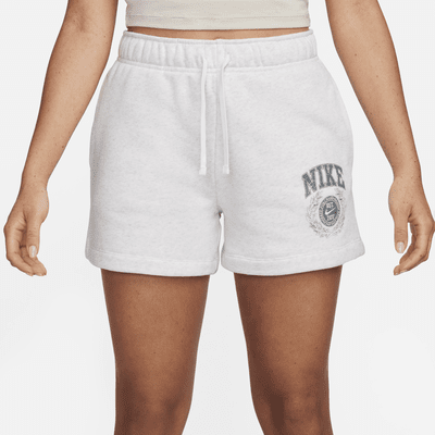 Shorts con gráfico de tiro medio para mujer Nike Sportswear Club Fleece