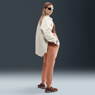 Pants con gráfico de tiro medio para mujer Nike Sportswear Club Fleece