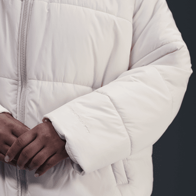 Dámská volná bunda Therma-FIT Nike Sportswear Classic Puffer s kapucí (větší velikost)