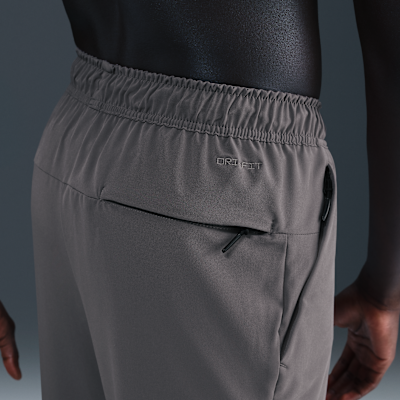 Pants versátiles Dri-FIT de pierna entallada para hombre Nike Unlimited