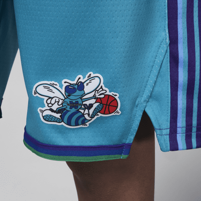 Charlotte Hornets 2023/24 Hardwood Classics Pantalón corto Swingman Jordan Dri-FIT de la NBA - Niño