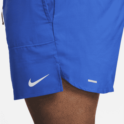 Nike Stride Dri-FIT 13 cm-es, belső rövidnadrággal bélelt férfi futórövidnadrág