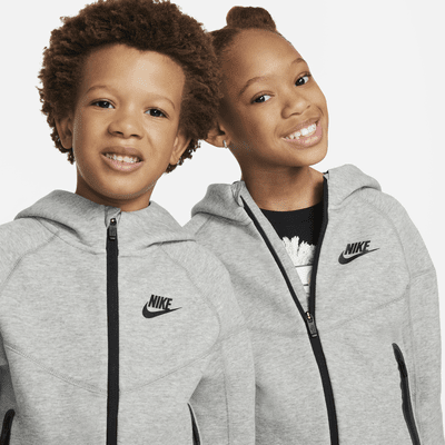 Σετ δύο τεμαχίων με μπλούζα με κουκούλα Nike Sportswear Tech Fleece Full-Zip Set για μικρά παιδιά