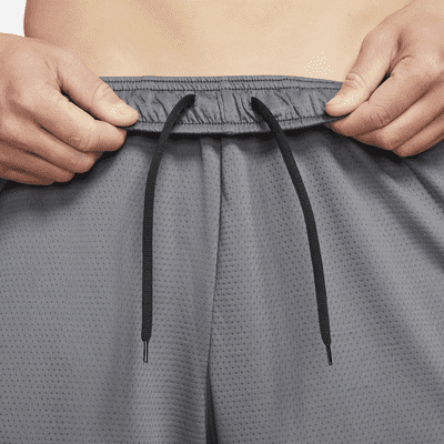 Shorts de entrenamiento con malla para hombre Nike