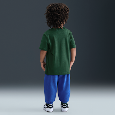 Playera con gráfico de Boxy practicando snowboarding para niños talla pequeña Nike
