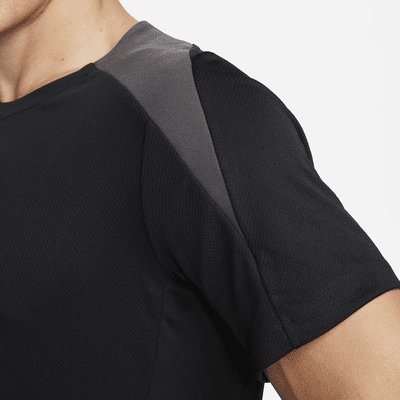 Haut de foot à manches courtes Dri-FIT Nike Strike pour homme