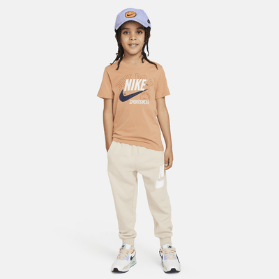 Playera estampada infantil Nike Retro Sportswear