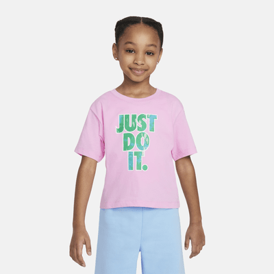 Playera infantil con gráfico de flor Nike.