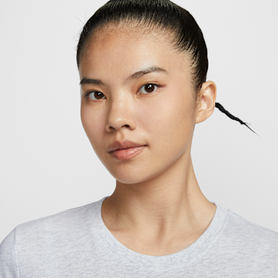 เสื้อยืดผู้หญิงมีโลโก้ Nike Sportswear Essentials