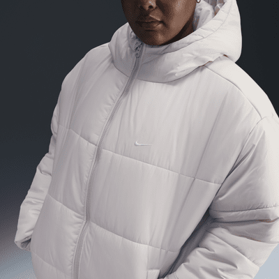 Jacka med huva Nike Sportswear Classic Puffer Therma-FIT i ledig modell för kvinnor (Plus Size)