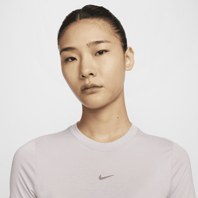 เสื้อยืดเอวลอยเข้ารูปผู้หญิง Nike Sportswear