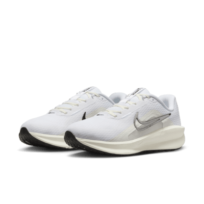 Tenis de correr en carretera para mujer Nike Downshifter 13 (extraancho)