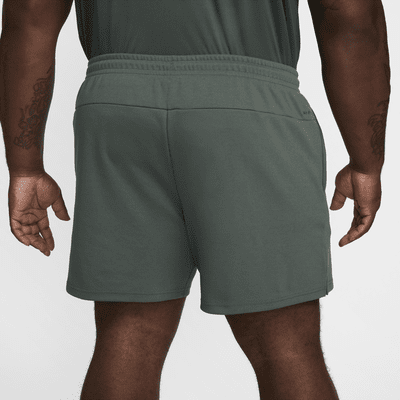 Shorts Dri-FIT de 18 cm sin forro con protección UV versátiles para hombre Nike Primary