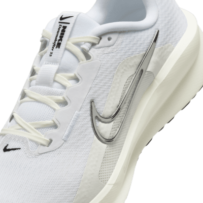 Tenis de correr en carretera para mujer Nike Downshifter 13 (extraancho)