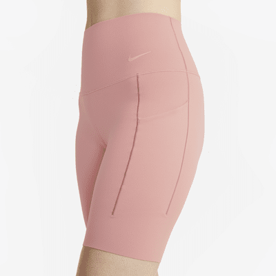 Shorts de ciclismo con bolsillos de 20 cm de tiro alto y media sujeción para mujer Nike Universa