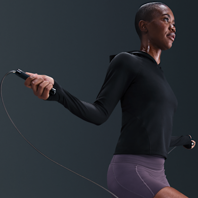 Playera de manga larga Dri-FIT de ajuste slim con gorro para mujer Nike Universa
