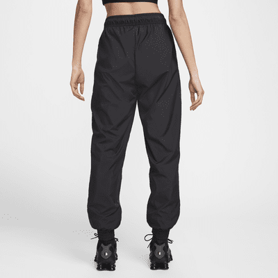 Joggers de tiro medio holgados con protección contra los rayos UV para mujer Nike Sportswear Classic Wovens