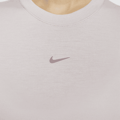 เสื้อยืดเอวลอยเข้ารูปผู้หญิง Nike Sportswear