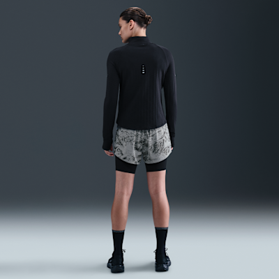 Shorts da running 2 in 1 a vita media con dettagli dal design rifrangente Nike Swift – Donna