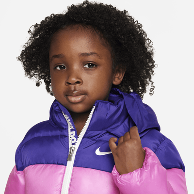 Chamarra infantil acolchada con colores contrastantes Nike