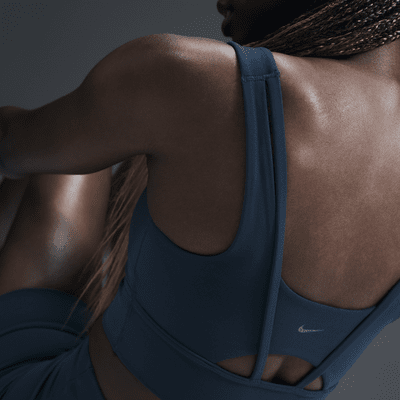 Bra deportivo de media sujeción de corte largo con almohadillas para mujer Nike Zenvy